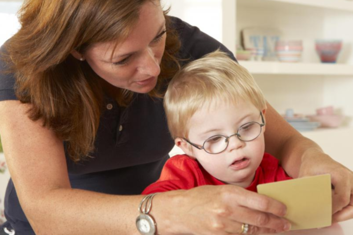 speech language pathology assistant works with young child